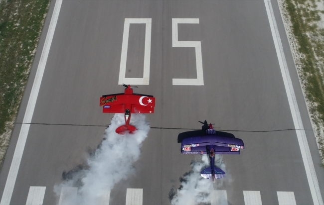 Akrobasi pilotu baba-kız uçaklarıyla gösteri yaptı